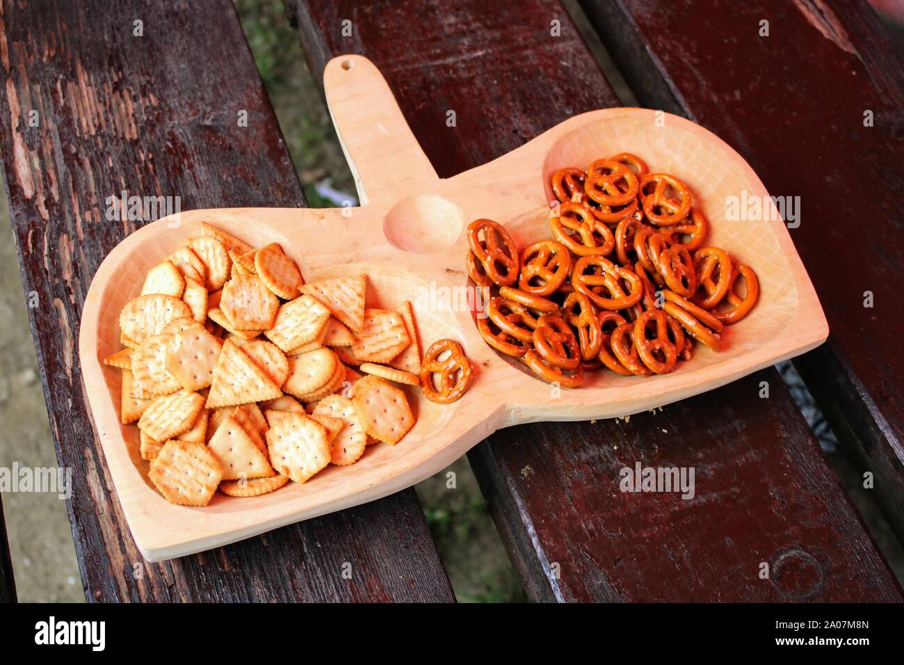 Bol en bois sculpté en forme de feuille avec des écrous et des collations Banque D'Images