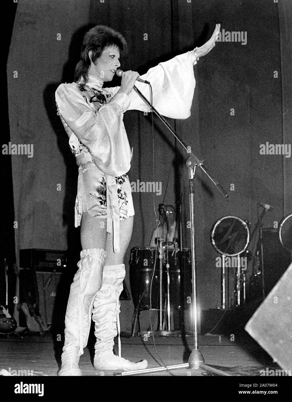 4 juillet 1973 - Londres, Angleterre, Royaume-Uni - pop star David Bowie lève la main vers la foule en live sur scène lors de son dernier concert au Théâtre de l'Odéon. Il a proclamé aux fans à la fin, que "c'est le concert que je n'oublierai jamais, comme c'est le dernier je vais jamais le faire.' (image Crédit : © Keystone Press Agency/Keystone USA par ZUMAPRESS.com) Banque D'Images