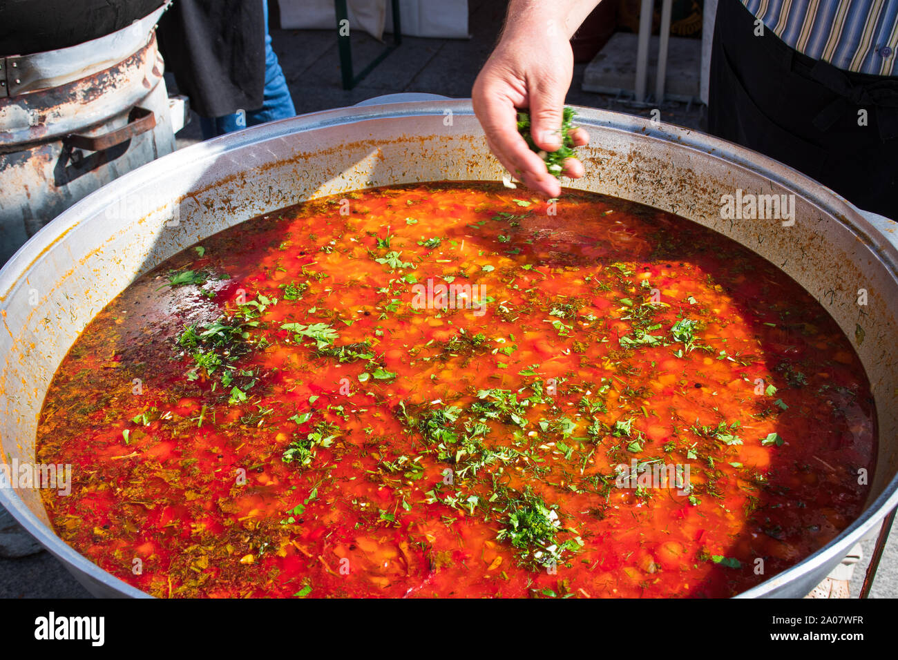 Cuisine tatare. Sulpa, bouillon utilisé comme base de soupe avec de la viande, poulet, poisson, légumes, champignons et des nouilles dans une grande casserole, street food Banque D'Images