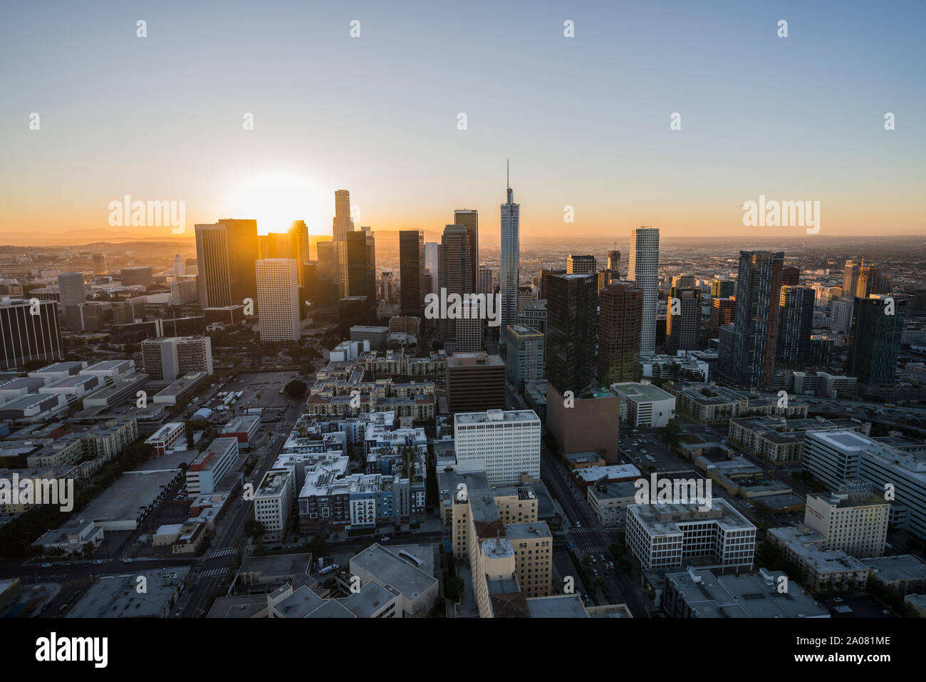 Los Angeles, Californie, USA - 20 Février 2018 : Lever du Soleil Vue aérienne de bâtiments urbains et des rues au centre-ville de Los Angeles. Banque D'Images