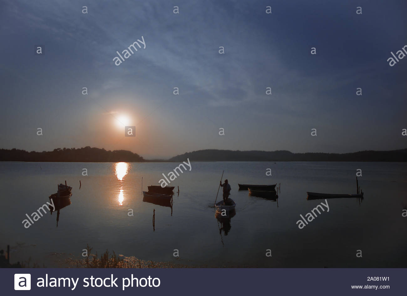 Coucher De Soleil Sur Létang De Gruissan Dans Le Sud De La