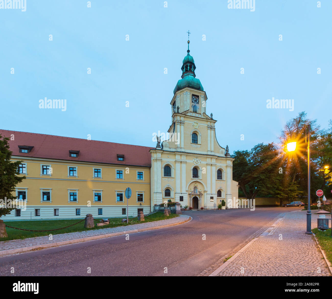Monastère et complexe de palais en Pologne dans la soirée. Banque D'Images