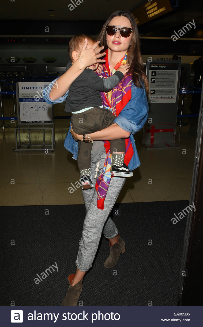 Los Angeles, CA - Top Model Miranda Kerr arrive à LAX avec son fils  Flynn.Le Victoria's