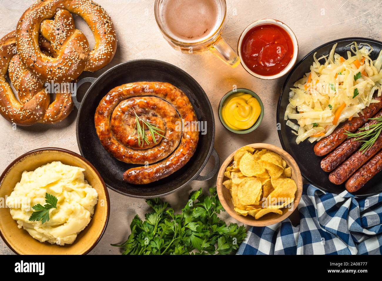 L'alimentation de l'Oktoberfest - saucisses, bière et bretzel. Banque D'Images