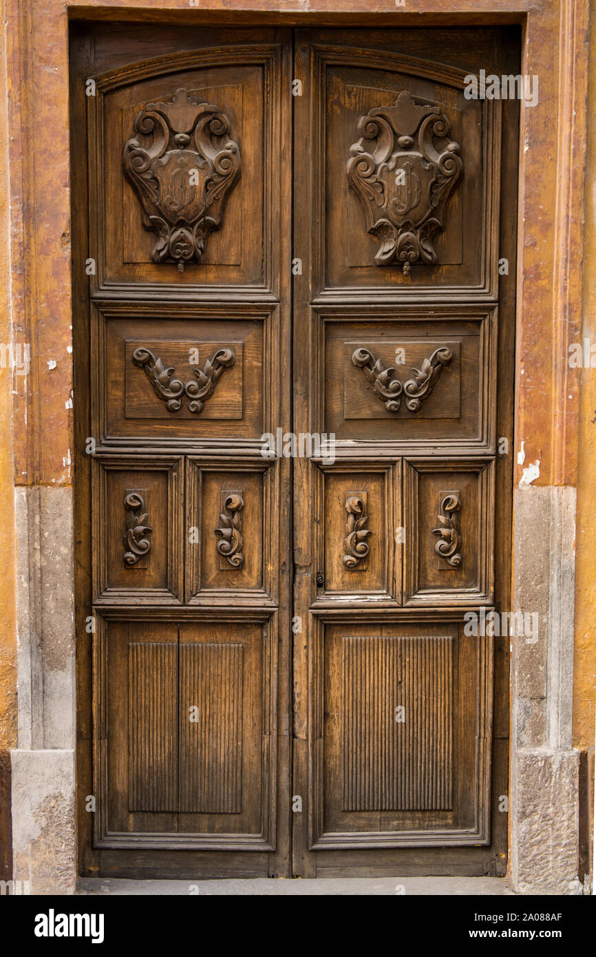 Porte en bois sculpté ornée à Tlaquepaque, près de Guadalajara, Jalisco, Mexique. Banque D'Images