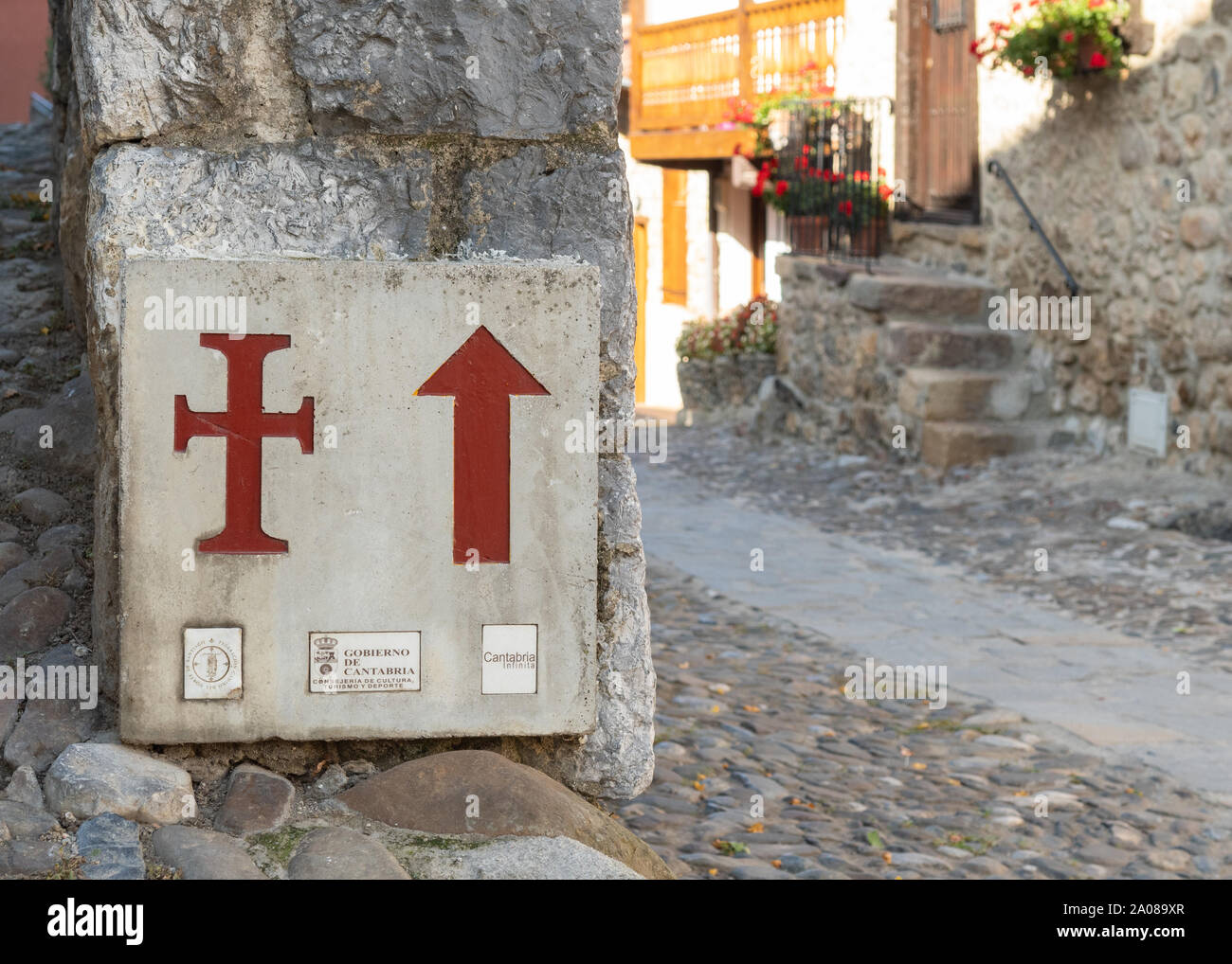Camino Leganiego ou waymarker signe à Potes, Cantabria, ESPAGNE Banque D'Images
