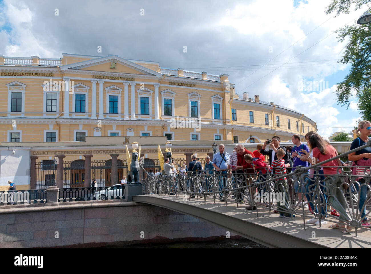 SAINT-Pétersbourg, Russie - le 7 juillet 2019 : Beaucoup de gens prendre des photos sur le pont de la Banque avec les ailes dorées de Griffin de statues. Banque D'Images