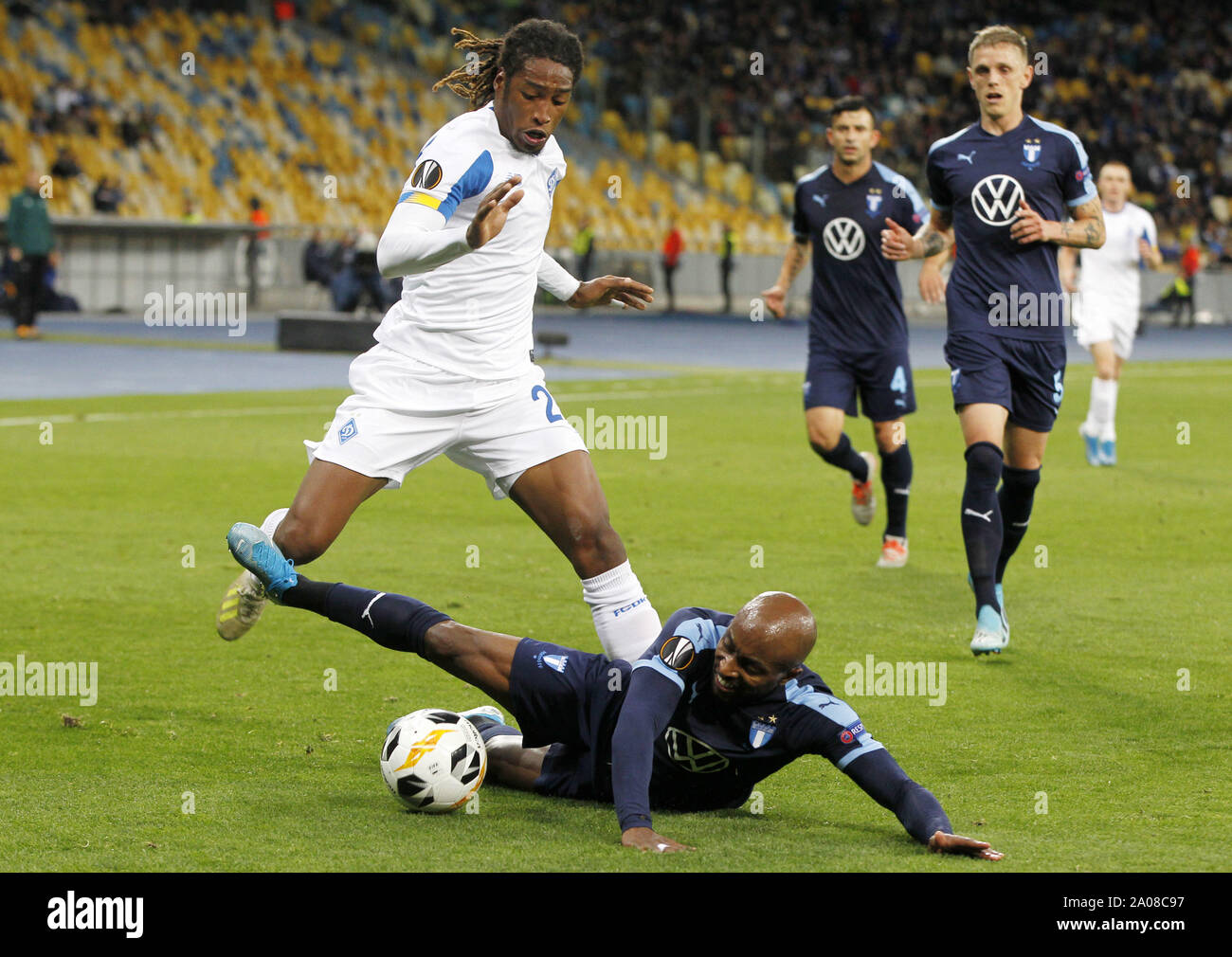 Kiev, Ukraine. 19 Sep, 2019. FOUAD BACHIROU de Malmö FF (R) en action contre GERSON RODRIGUES du Dynamo Kiev (L) au cours de l'UEFA Europa League - match de football de la saison 2019-2020, à l'stade Olimpiyskiy à Kiev, Ukraine, le 19 septembre 2019. Crédit : Serg Glovny/ZUMA/Alamy Fil Live News Banque D'Images