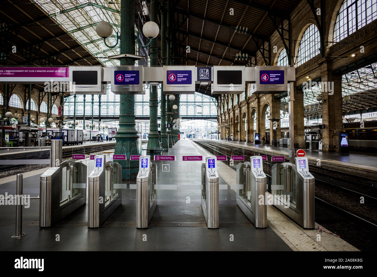 PARIS GARE DU NORD - Paris - Gare Eurostar et Thalys - TABLEAU DE BORD DE L'INFORMATION EN GARE DU NORD PARIS - PARIS ACCÈS PLATEFORME DE TRAIN - Le trafic Eurostar - FRENCH-TRAIN FRANÇAIS - EURO STAR EN GARE DU NORD PARIS - PARIS - LE TRAFIC FERROVIAIRE LE TRAFIC FERROVIAIRE LE PLUS IMPORTANT EN EUROPE © Frédéric Beaumont Banque D'Images