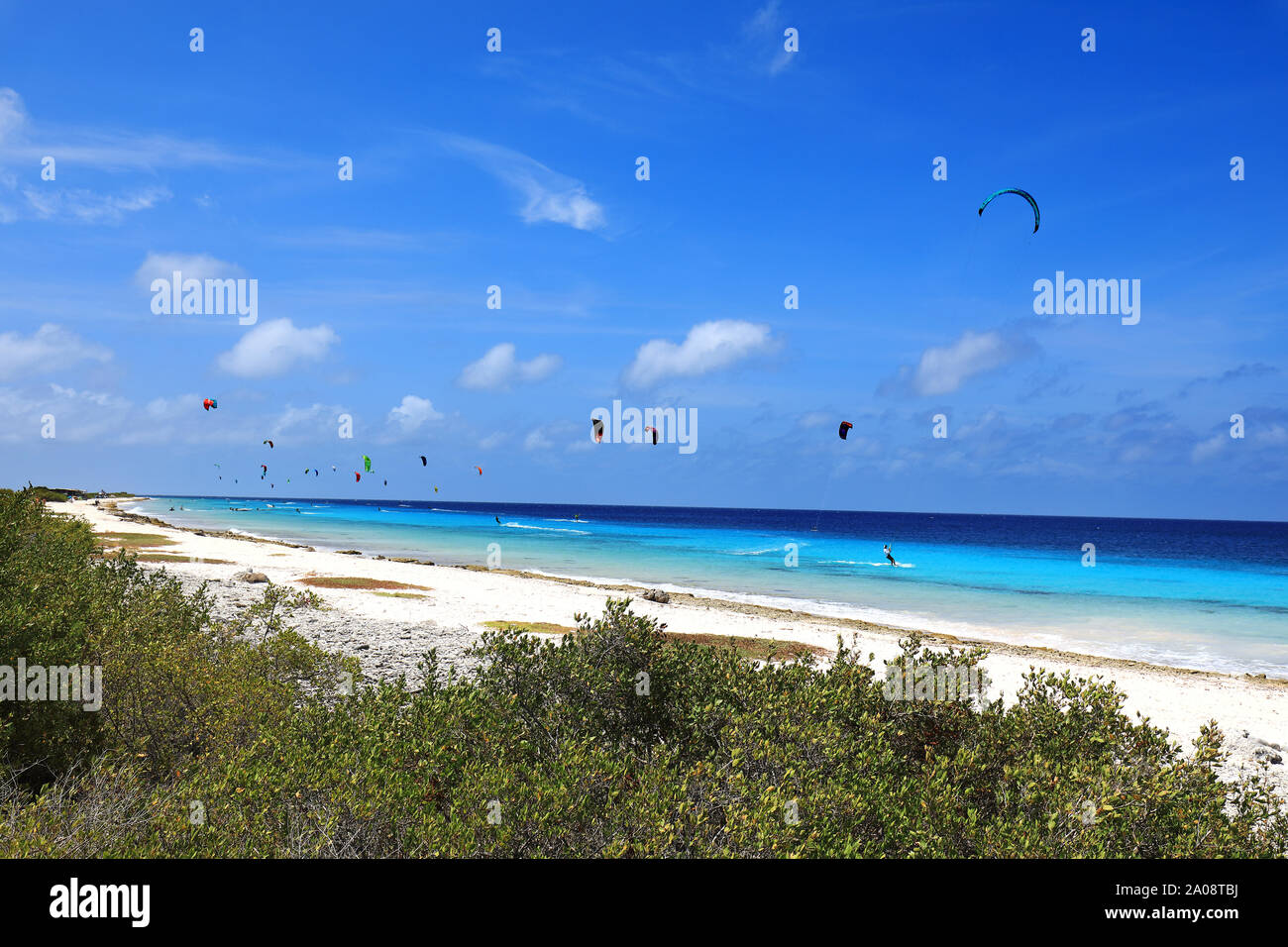 Kite Surf sur l'île de Bonaire dans les régions tropicales de la mer des Caraïbes Banque D'Images