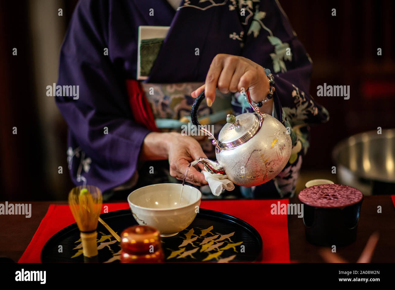 Une femme portant un kimono au cours d'une cérémonie du thé japonaise traditionnelle Banque D'Images