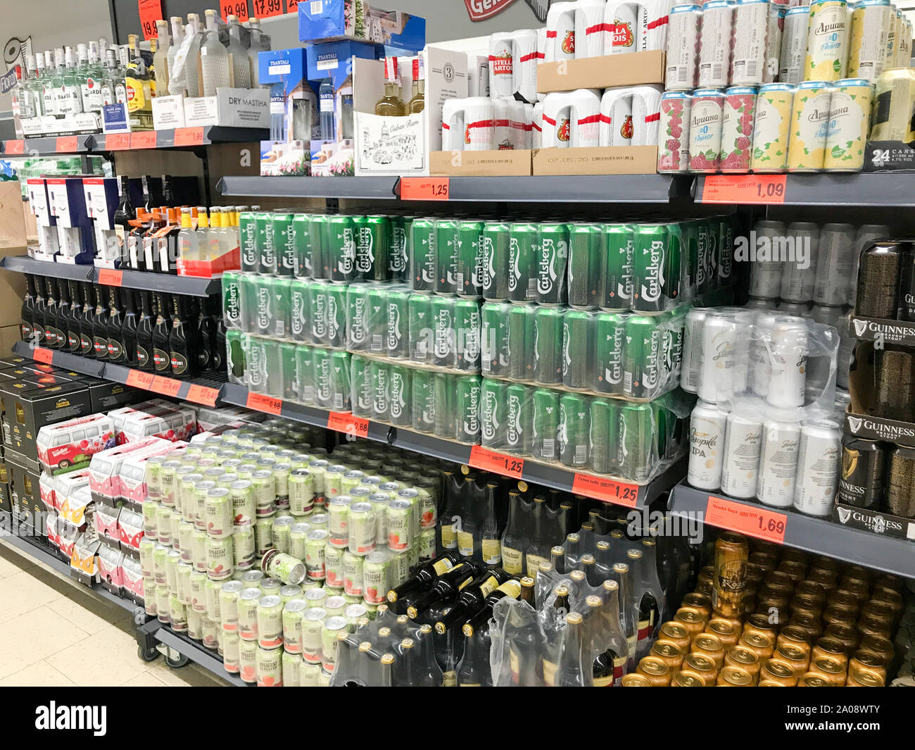 Pomorie, Bulgarie - 06 septembre 2019 : différents types de bière au supermarché. Banque D'Images