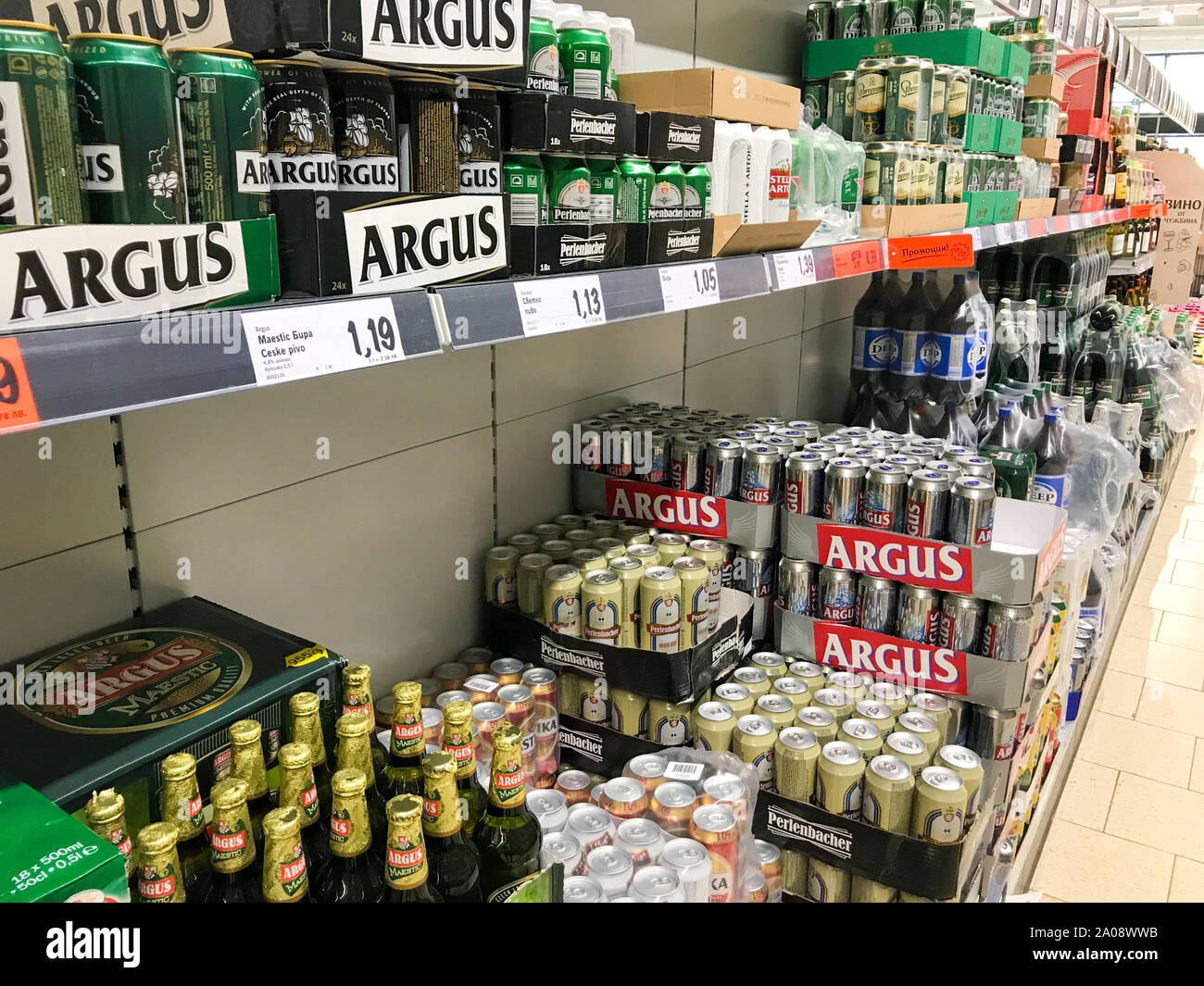 Pomorie, Bulgarie - 06 septembre 2019 : différents types de bière au supermarché. Banque D'Images