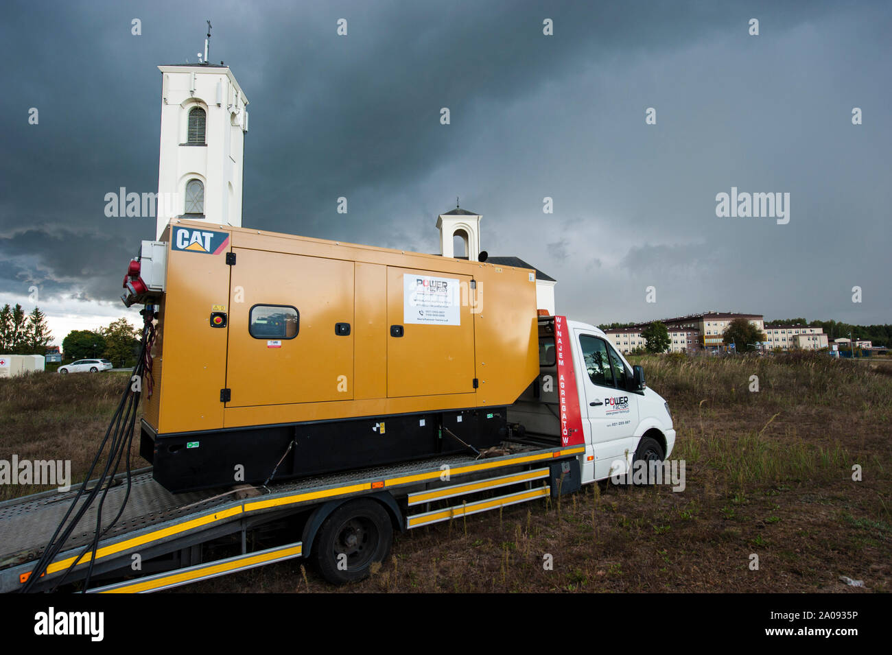 L'énergie électrique de secours générateur utilisé durant une tempête météo à Pultusk, Pologne, pour fournir de l'électricité pour une communauté avec l'église et de l'hôpital. Banque D'Images