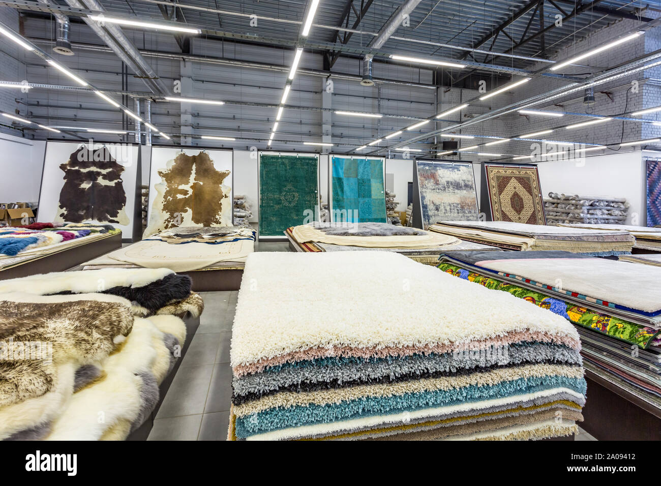 MINSK, BELARUS - Septembre, 2019 : l'intérieur de l'élite de l'intérieur de magasin de tapis faits main en tricot machine. Banque D'Images