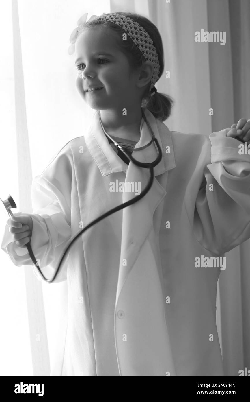 Portrait Noir Et Blanc D Un Bebe Fille Revant De Devenir Medecin Dream Concept De Carriere Photo Stock Alamy