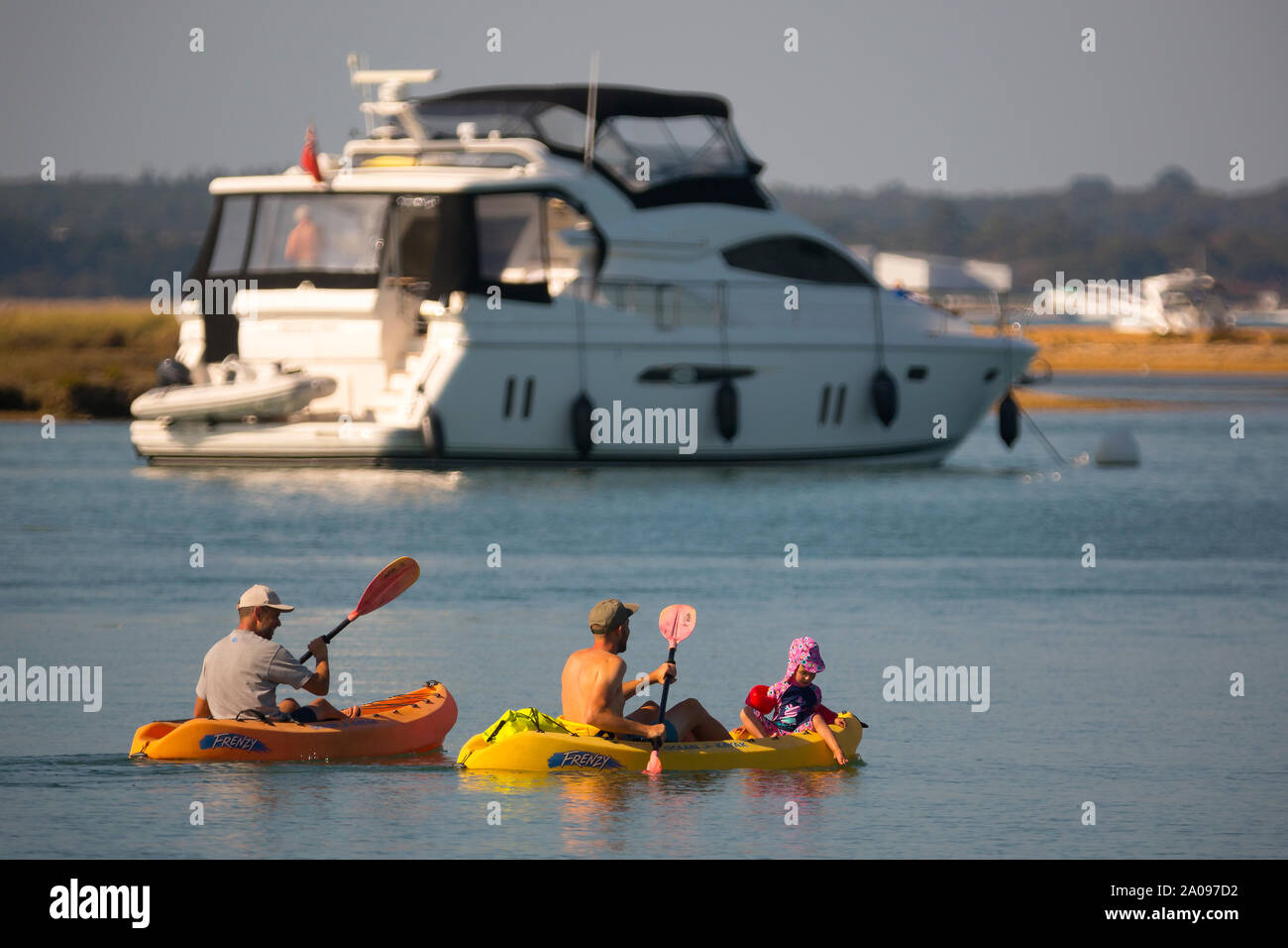 Les hommes,père,père,papas,kids,enfants,kayak,kayak,palette,pagaie Newtown,Nature,Réserve,rivière,estuaire,Clamakin,lac, île de Wight, Angleterre, Royaume-Uni, Banque D'Images