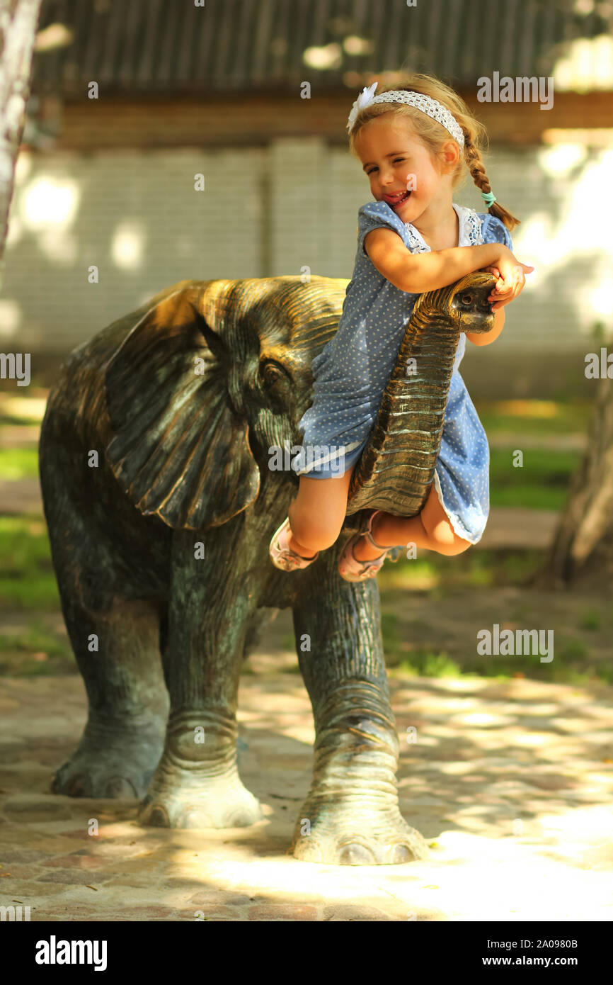 Portrait d'une fillette de trois ans sur l'aire d'été Banque D'Images