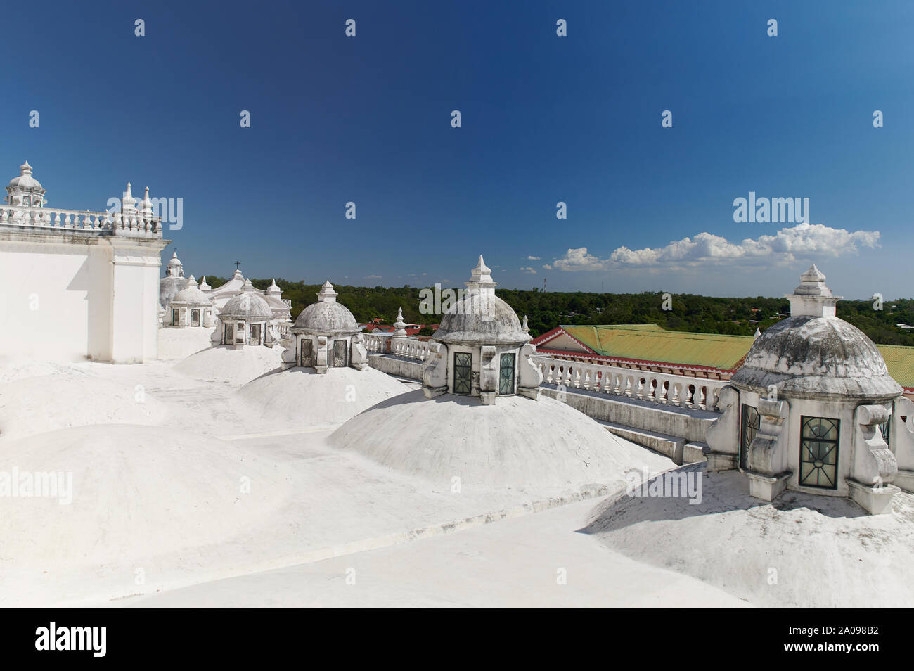Tourisme à Nicaragua thème. Toit blanc à l'église dans la ville de Leon Banque D'Images