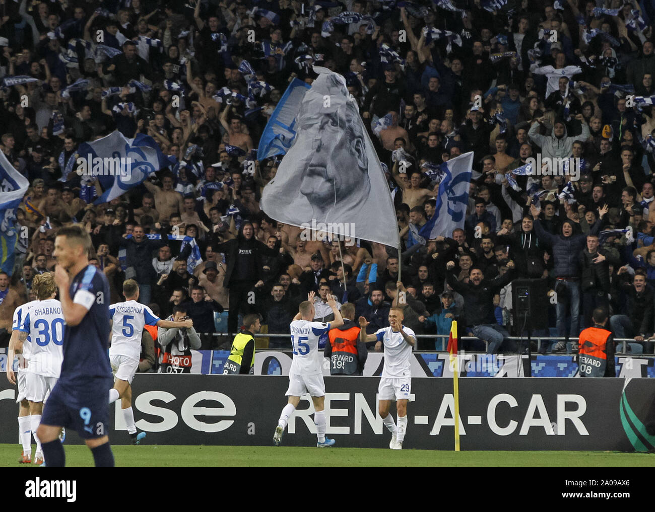 Kiev, Ukraine. 19 Sep, 2019. VITALIY BUYALSKIY de Dynamo Kiev (C-R) célèbre après avoir marqué un but au cours de l'UEFA Europa League - phase de groupes de la saison 2019-2020, match de football au stade Olimpiyskiy à Kiev, Ukraine, le 19 septembre 2019. Crédit : Serg Glovny/ZUMA/Alamy Fil Live News Banque D'Images