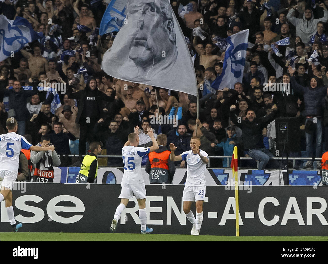 Kiev, Ukraine. 19 Sep, 2019. VITALIY BUYALSKIY de Dynamo Kiev (C-R) célèbre après avoir marqué un but au cours de l'UEFA Europa League - phase de groupes de la saison 2019-2020, match de football au stade Olimpiyskiy à Kiev, Ukraine, le 19 septembre 2019. Crédit : Serg Glovny/ZUMA/Alamy Fil Live News Banque D'Images