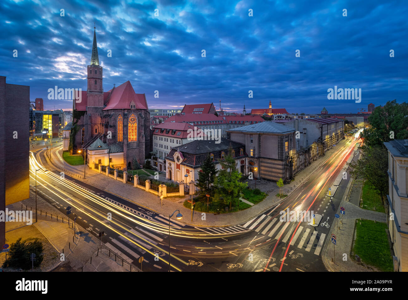 Wroclaw, Pologne. Aerial cityscape au crépuscule avec l'église St. Banque D'Images