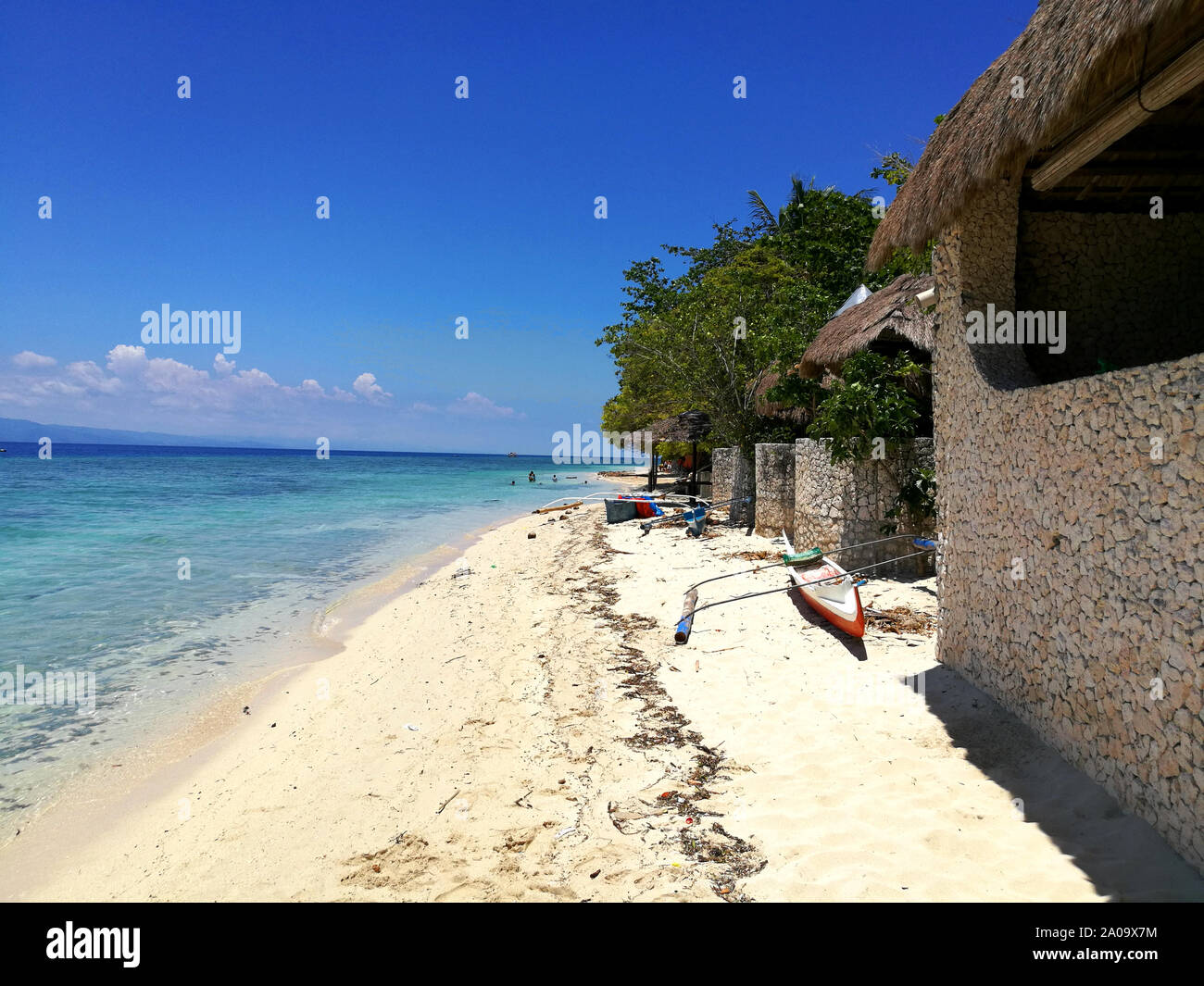 Vue sur la magnifique plage de sable blanc et l'océan turquoise à Moalboal, Cebu, Philippines Banque D'Images