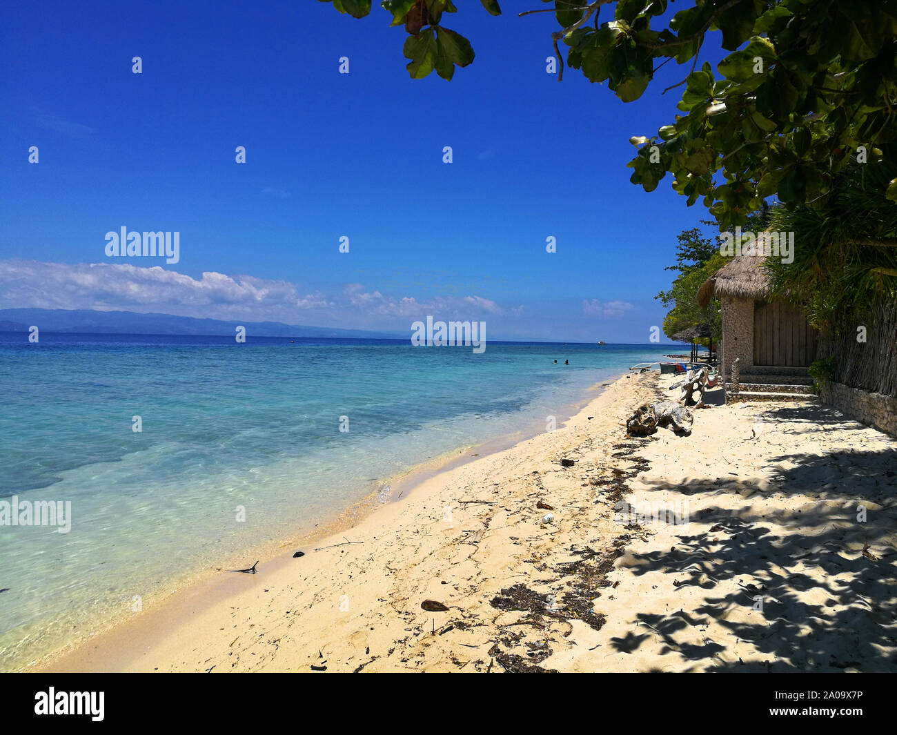 Vue sur la magnifique plage de sable blanc et l'océan turquoise à Moalboal, Cebu, Philippines Banque D'Images
