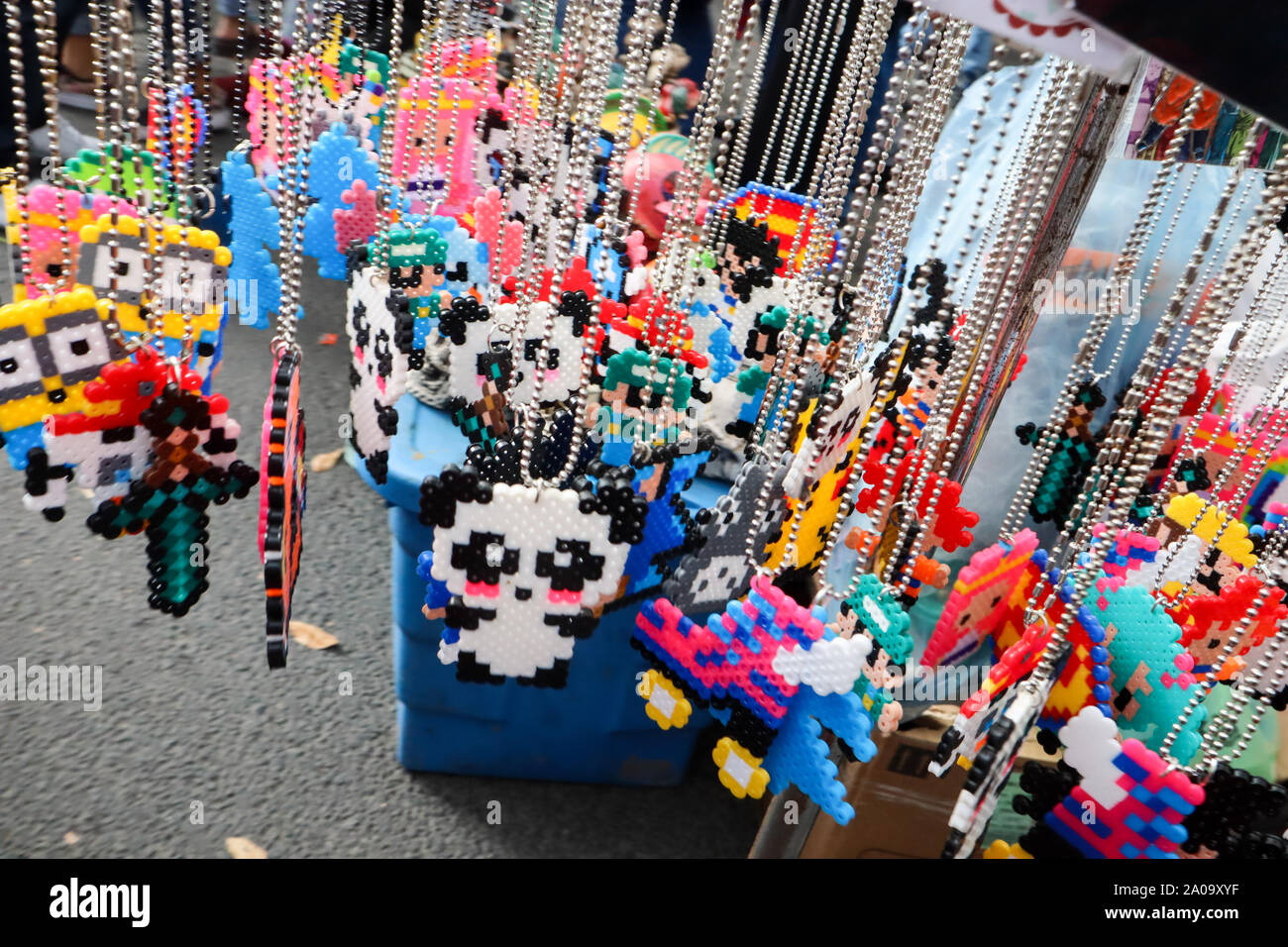 Pixelated mignon caractères sur Colliers à défiler dans la ville de Mexico Banque D'Images