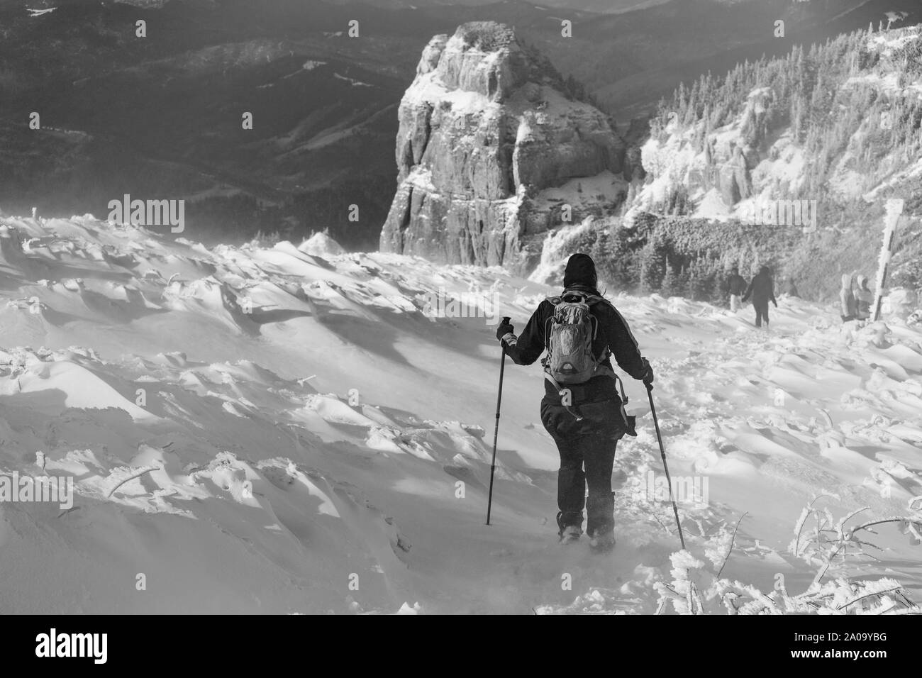 Femme face à blizzard, tourné en Roumanie montagnes Banque D'Images