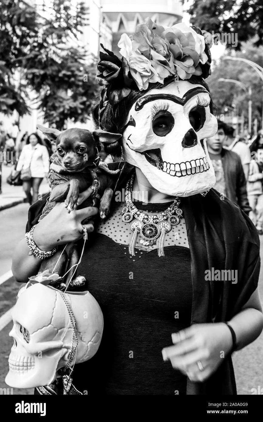 Frida Kahlo - le Jour des Morts au costume parade dans la ville de Mexico Banque D'Images