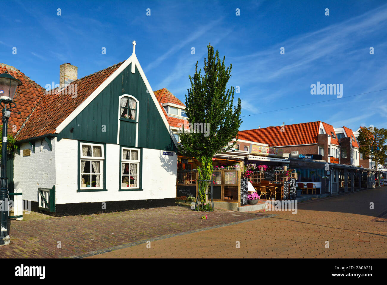 De Koog Texel, Pays-Bas / Nord - Août 2019 : rue touristique vide avec des restaurants dans la ville de De Koog - Texel île sur sur un matin ensoleillé Banque D'Images