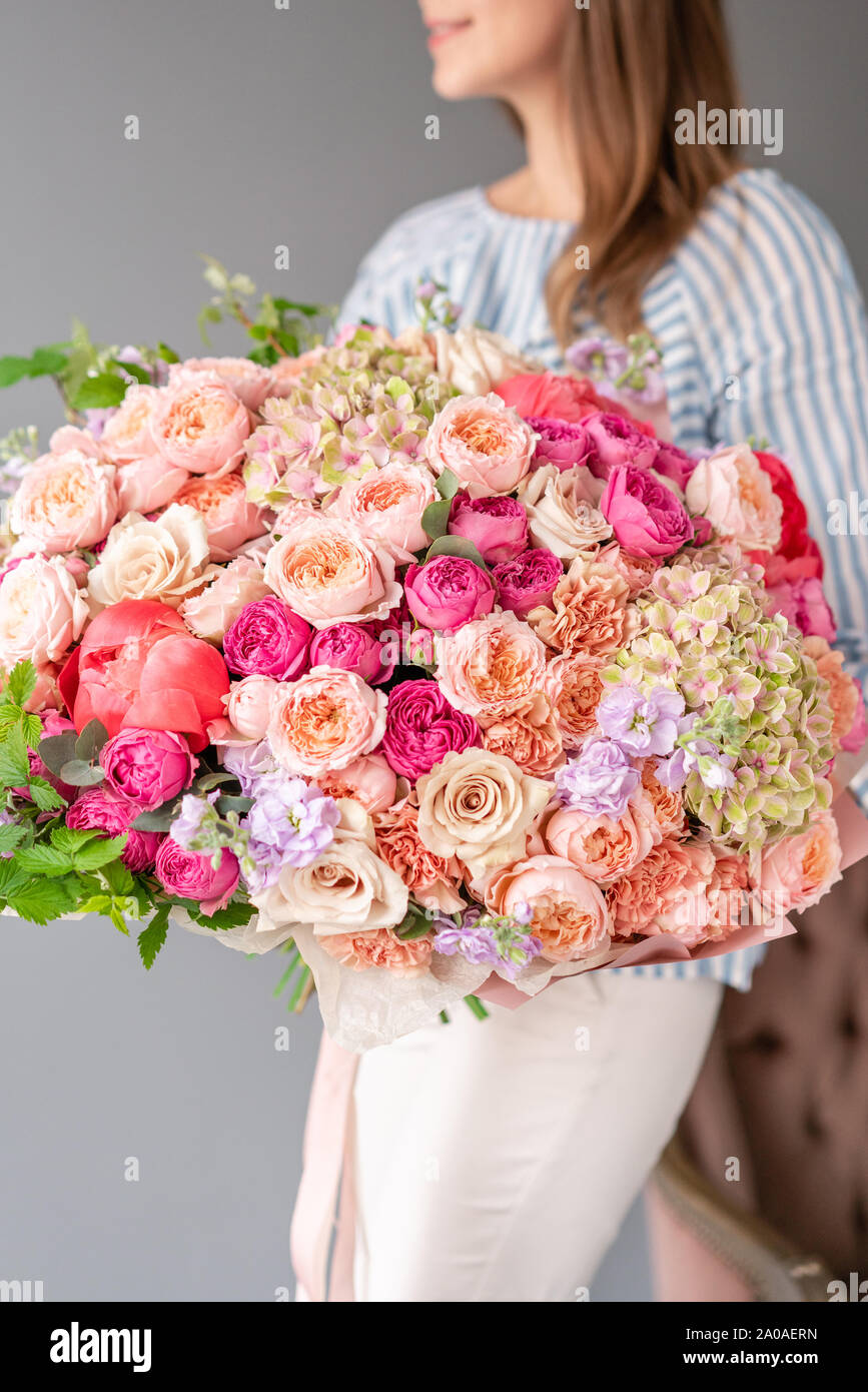 Grand beau bouquet de fleurs en main femme. Concept boutique de fleurs .  Beau bouquet frais. Livraison de fleurs Photo Stock - Alamy