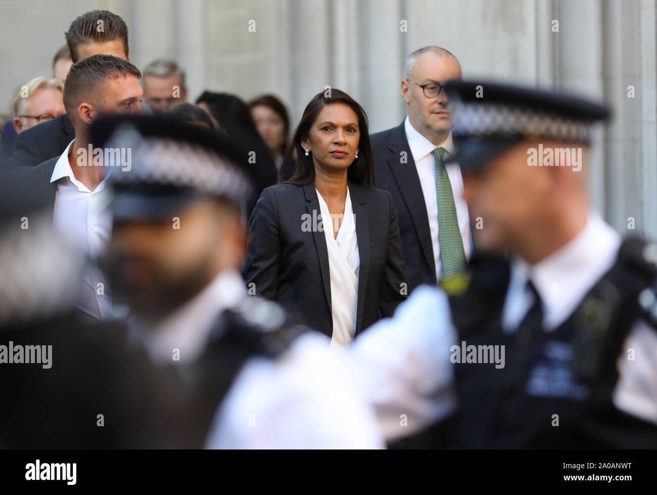 Gina Miller quitte la Cour suprême, Londres, où les juges envisagent les défis juridiques de premier ministre Boris Johnson a décidé de suspendre le Parlement. Banque D'Images