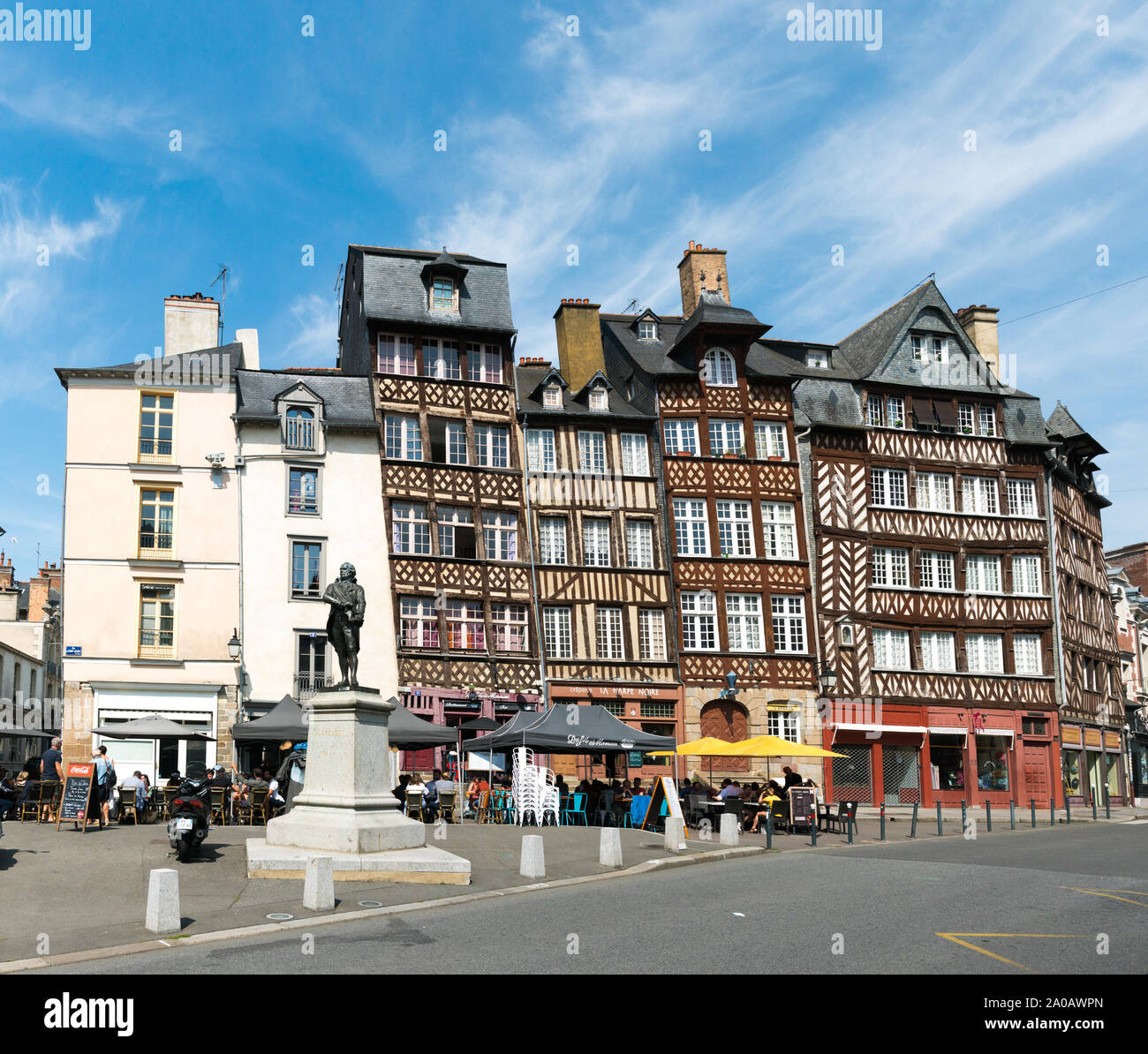 Rennes, Ille-et-Vilaine / France - 26 août 2019 : maisons à pans de bois à la Place des Lices, dans la vieille ville historique de Rennes en Bretagne Banque D'Images