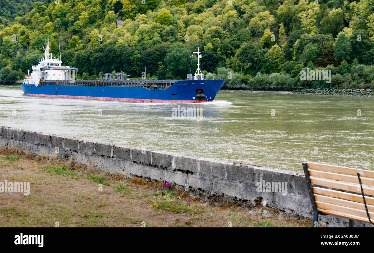 Jumièges, Normandie / France - 13 août 2019 : bleu et blanc conteneur cargo navire voyageant le long de la Seine de Paris à la Channe Banque D'Images