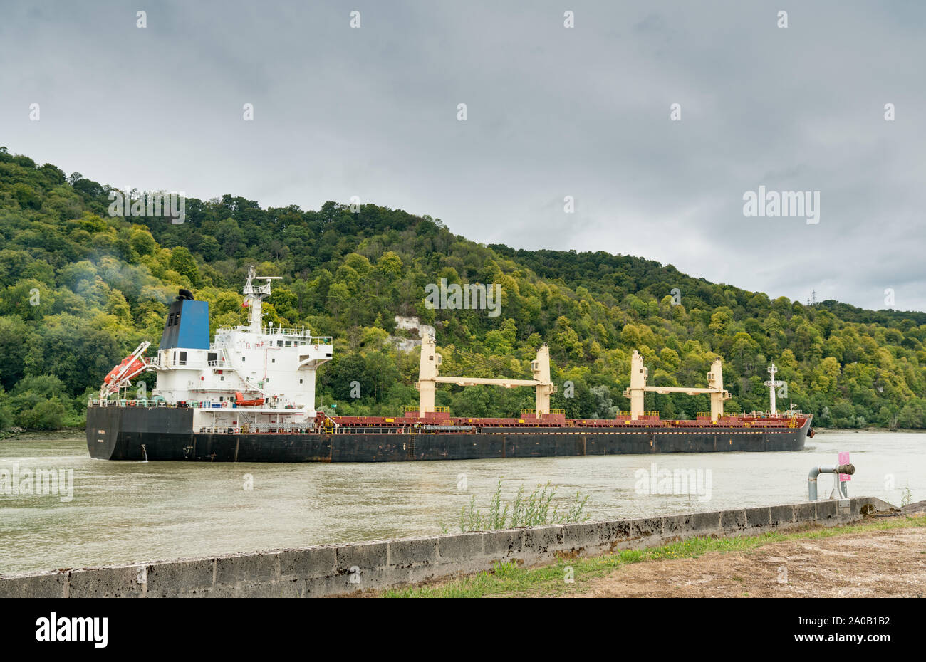 Jumièges, Normandie / France - 13 août 2019 : noir et blanc cargo cargo voyageant le long de la Seine de Paris à la Manche Banque D'Images