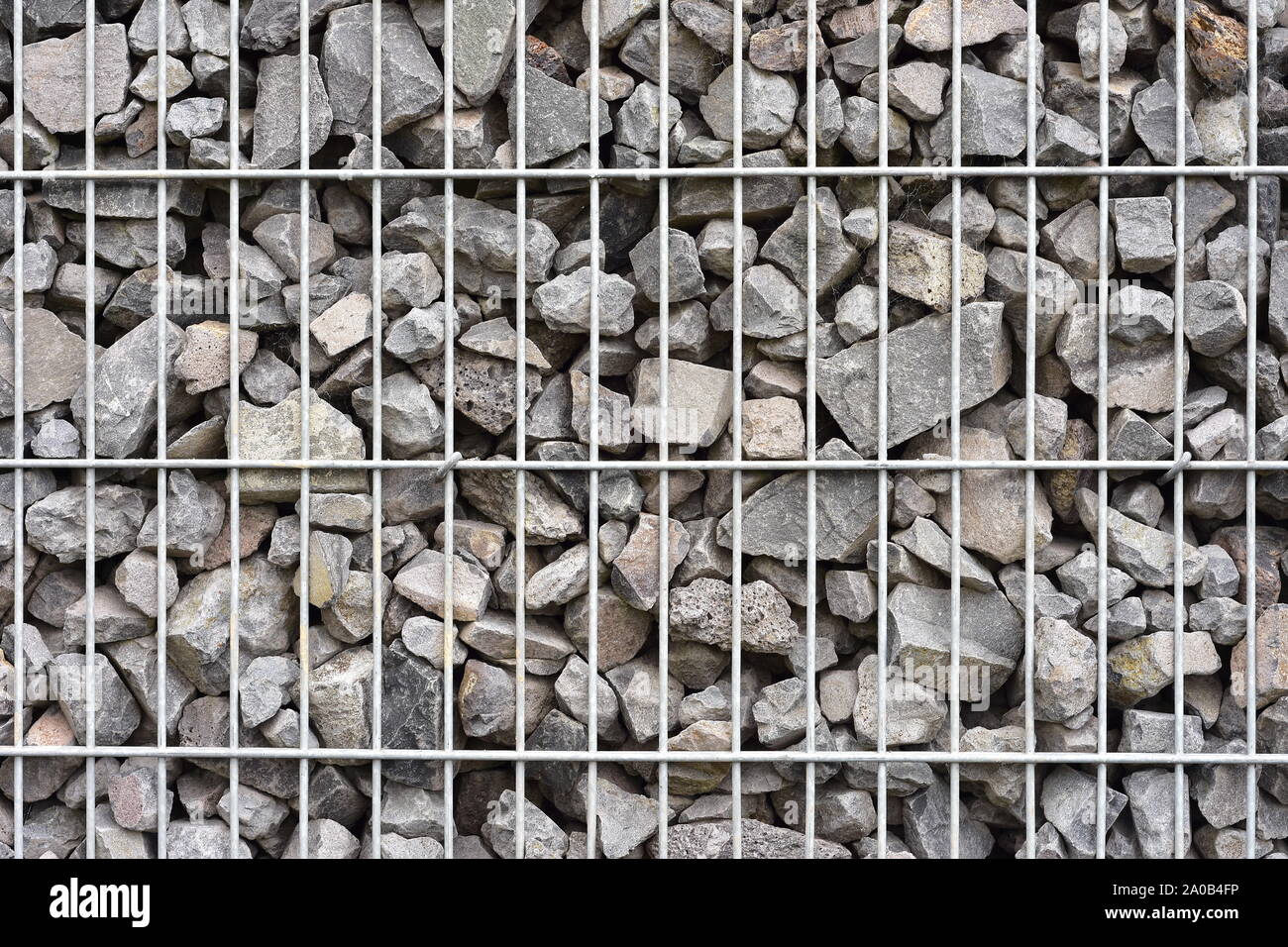 Vue détaillée de mur de soutènement stonebox avec cage en acier et gratuitement mis à couper les pierres. Banque D'Images