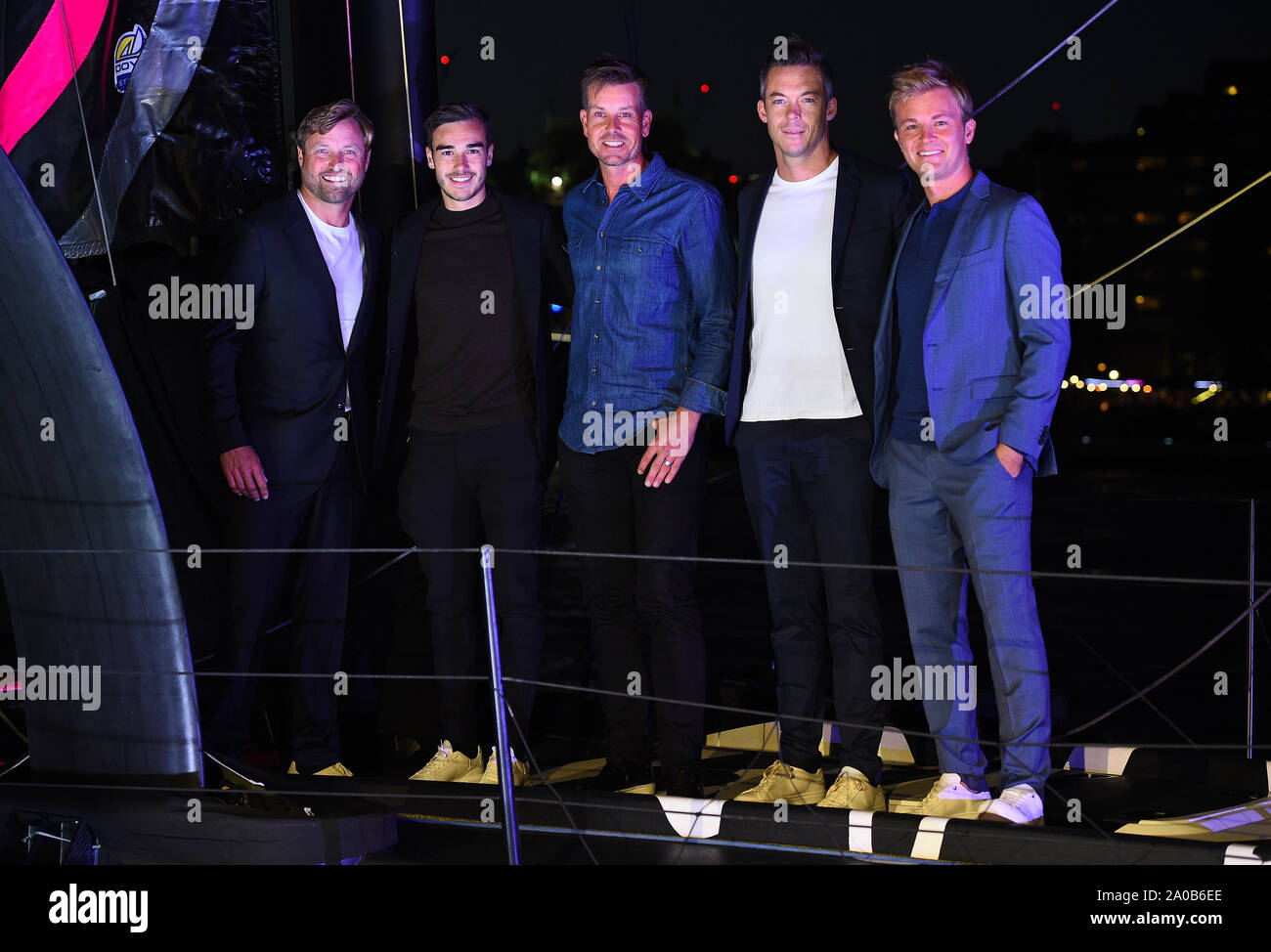 (De gauche à droite) Alex Thomson, Harry Winks, Henrik Stenson, Andre Lotterer et Nico Rosberg à la cérémonie de baptême pour le yacht Hugo Boss à Londres. Banque D'Images
