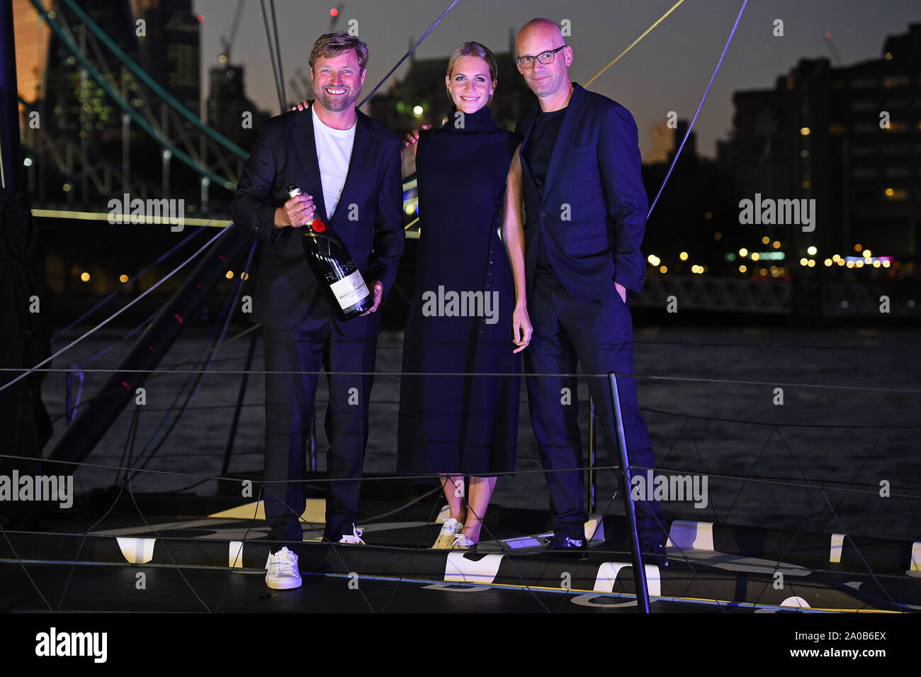 (De gauche à droite) Yachtsman Alex Thomson, Poppy Delevingne et Hugo Boss PDG Mark Langer à la cérémonie de baptême pour le yacht Hugo Boss à Londres. Banque D'Images