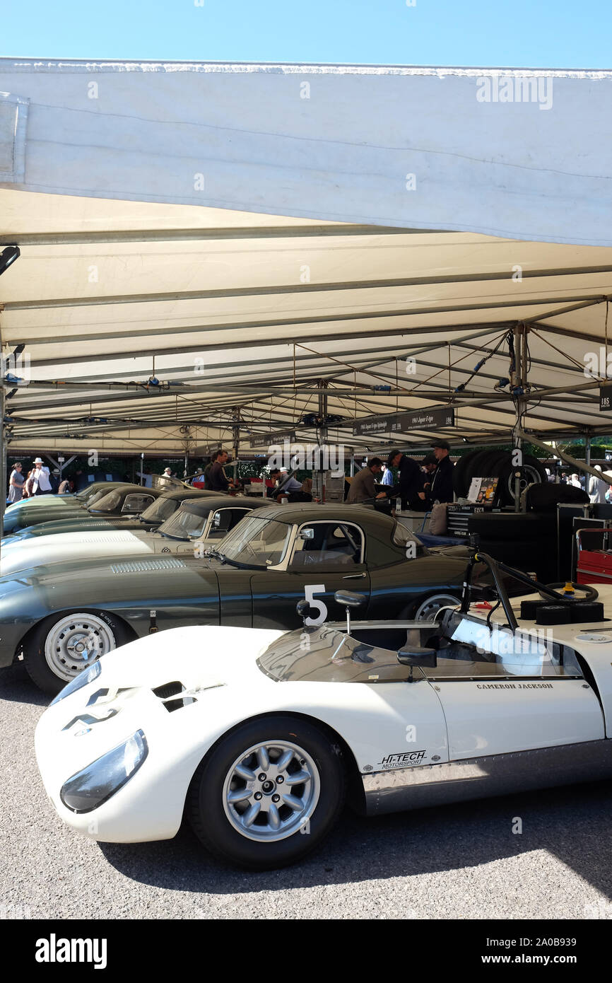 Septembre 2019 - Des voitures de course dans le paddock au Goodwood Revival Banque D'Images