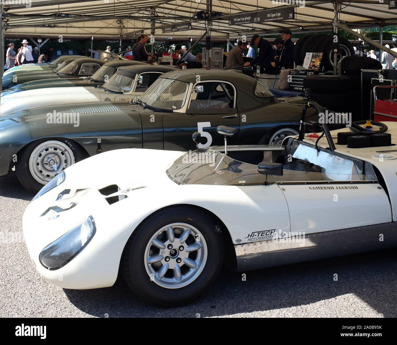 Septembre 2019 - Des voitures de course dans le paddock au Goodwood Revival Banque D'Images