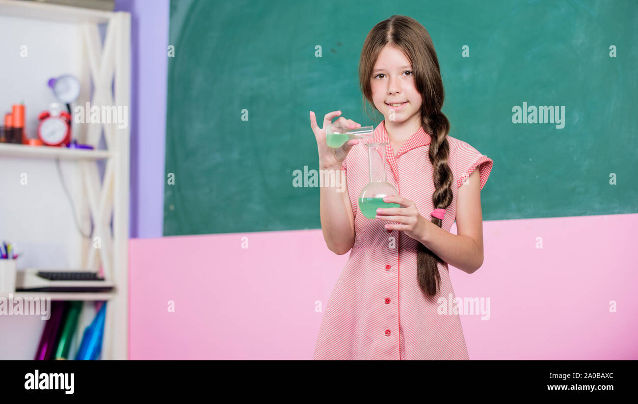 Reaction Chimique Liquide Chimique Lecon De Science Laboratoire De L Ecole Petite Fille Avec Tube Chimique L Enseignement De La Biologie Chimie Classe Fille Tube D Essai Experience Scientifique Lecon Fascinante Photo Stock Alamy Reaction Chimique Liquide Chimique Lecon De Science Laboratoire De L Ecole Petite Fille Avec Tube Chimique L Enseignement De La Biologie Chimie Classe Fille Tube D Essai Experience Scientifique Lecon Fascinante Photo Stock Alamy