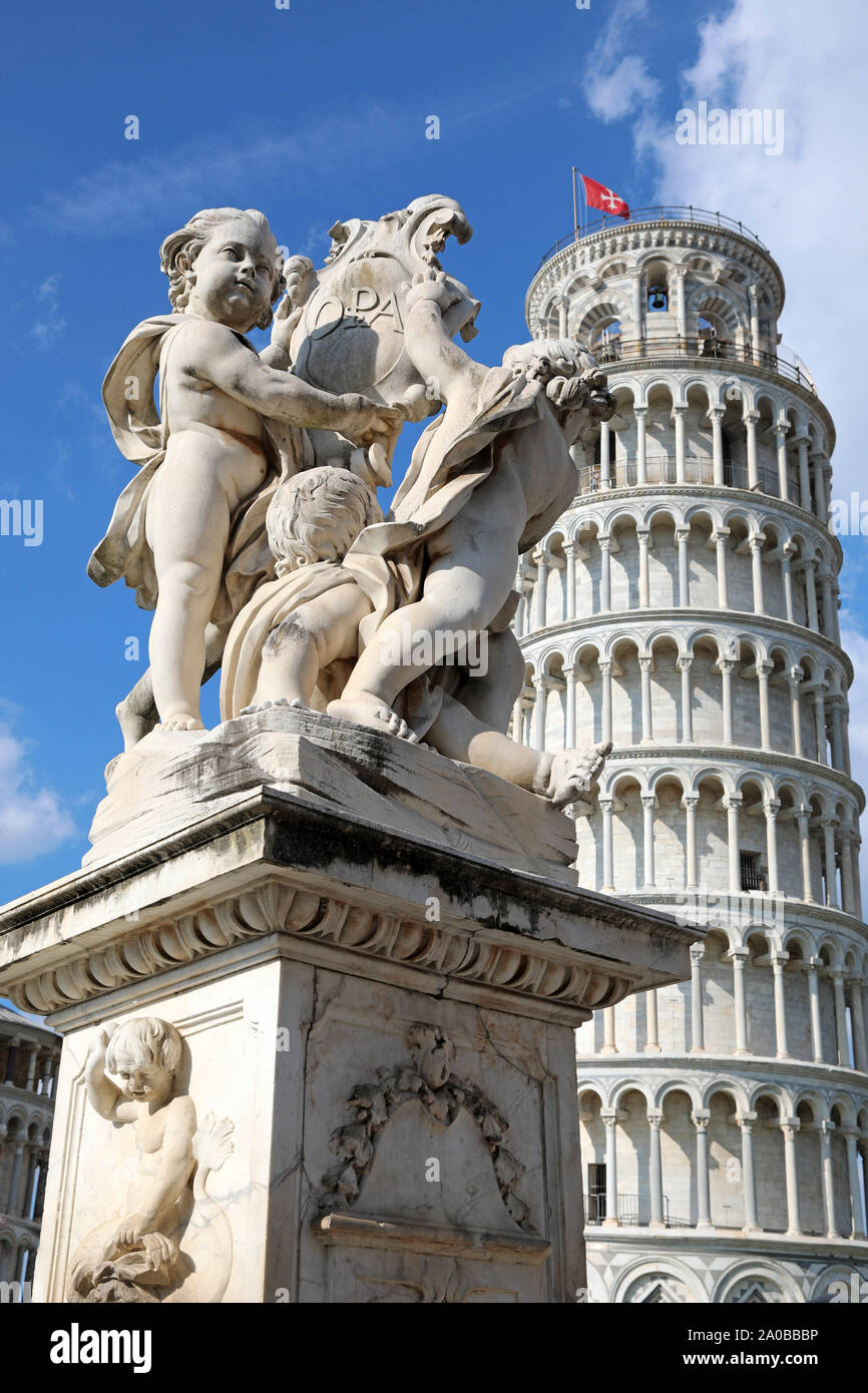Statue de Cupidon et de la Tour Penchée de Pise, Piazza dei Miracoli, Pisa, Italie Banque D'Images