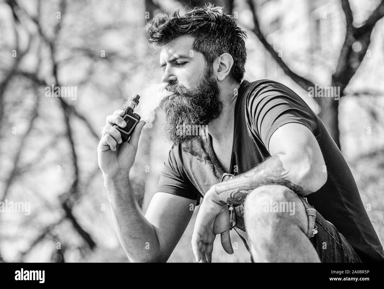 Fumer des cigarettes électroniques Banque d'images noir et blanc - Alamy