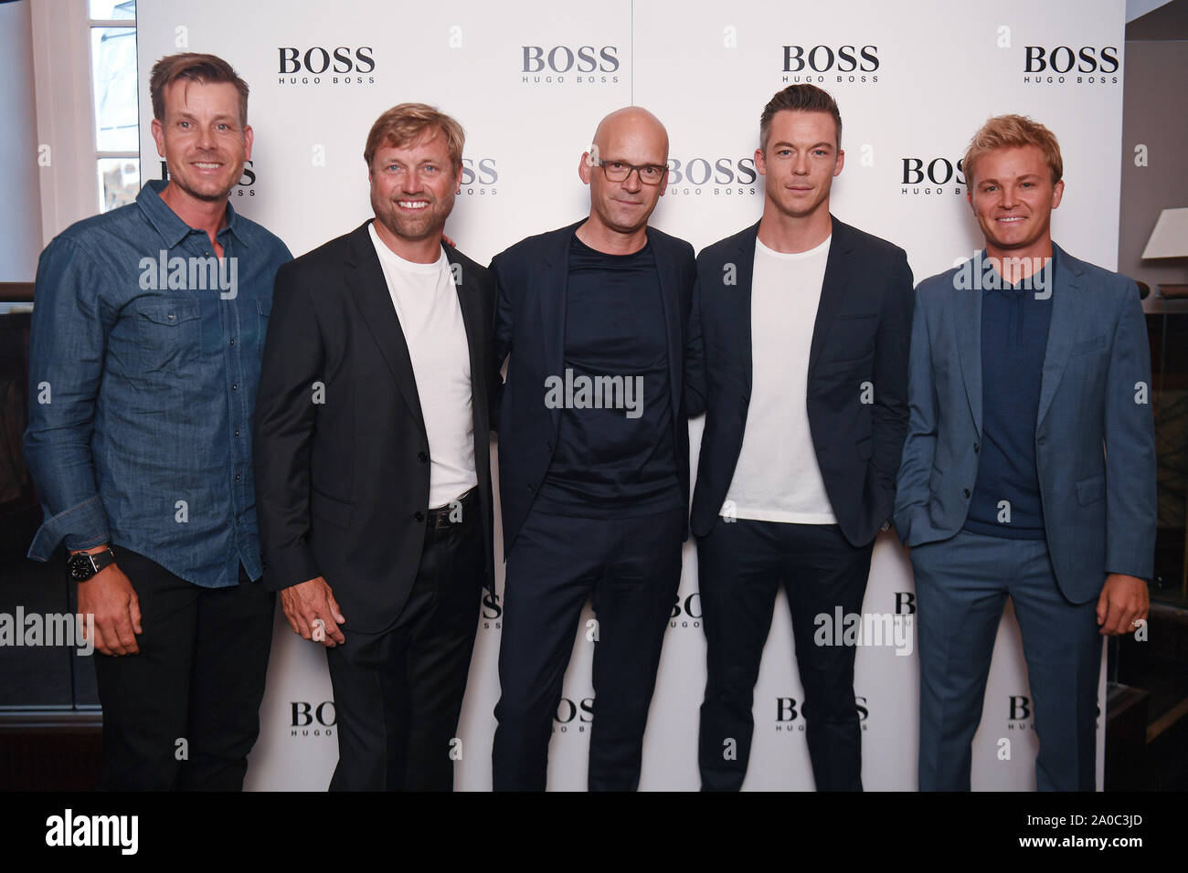 De gauche à droite), Henrik Stenson Alex Thomson, Hugo Boss PDG Mark  Langer, Andre Lotterer et Nico Rosberg à la cérémonie de baptême pour le  yacht Hugo Boss à Londres Photo Stock -
