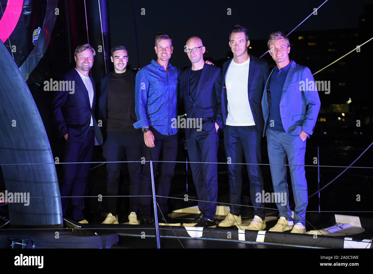 (De gauche à droite) Alex Thomson, Harry Winks, Henrik Stenson, Hugo Boss PDG Mark Langer, Andre Lotterer et Nico Rosberg à la cérémonie de baptême pour le yacht Hugo Boss à Londres. Banque D'Images
