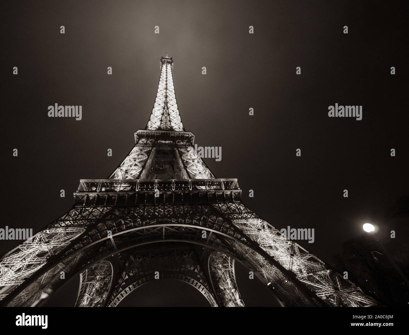 Paris, France - Jan 20, 2019 : large low angle view of Paris emblématique Tour Eiffel la nuit image en noir et blanc Banque D'Images