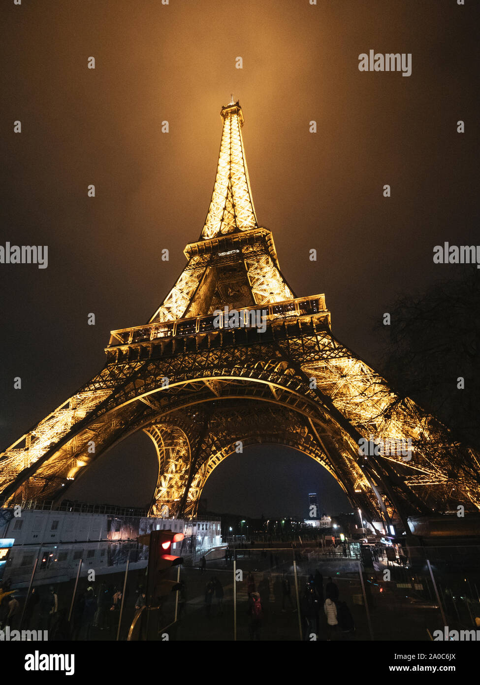 Paris, France - Jan 20, 2019 : large low angle view of Paris emblématique Tour Eiffel avec les visiteurs de paris découvrir le monument de la nuit chaleureux Banque D'Images