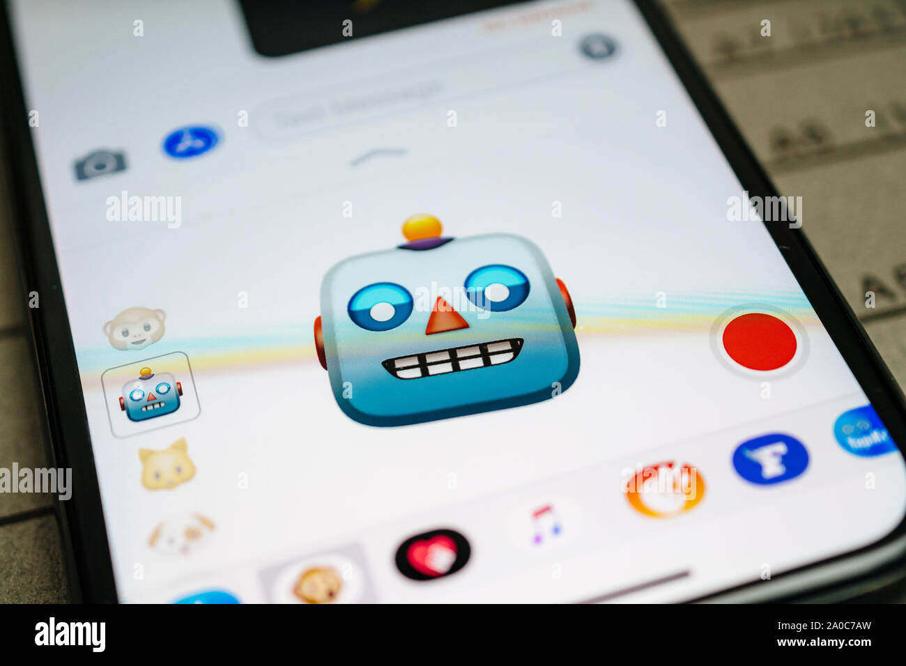 Paris, France - Sep 12, 2019 : Dernier iPhone Pro Animoji 11 et présentant plusieurs caractères de la face de l'expression de sentiments visage souriant du robot Banque D'Images